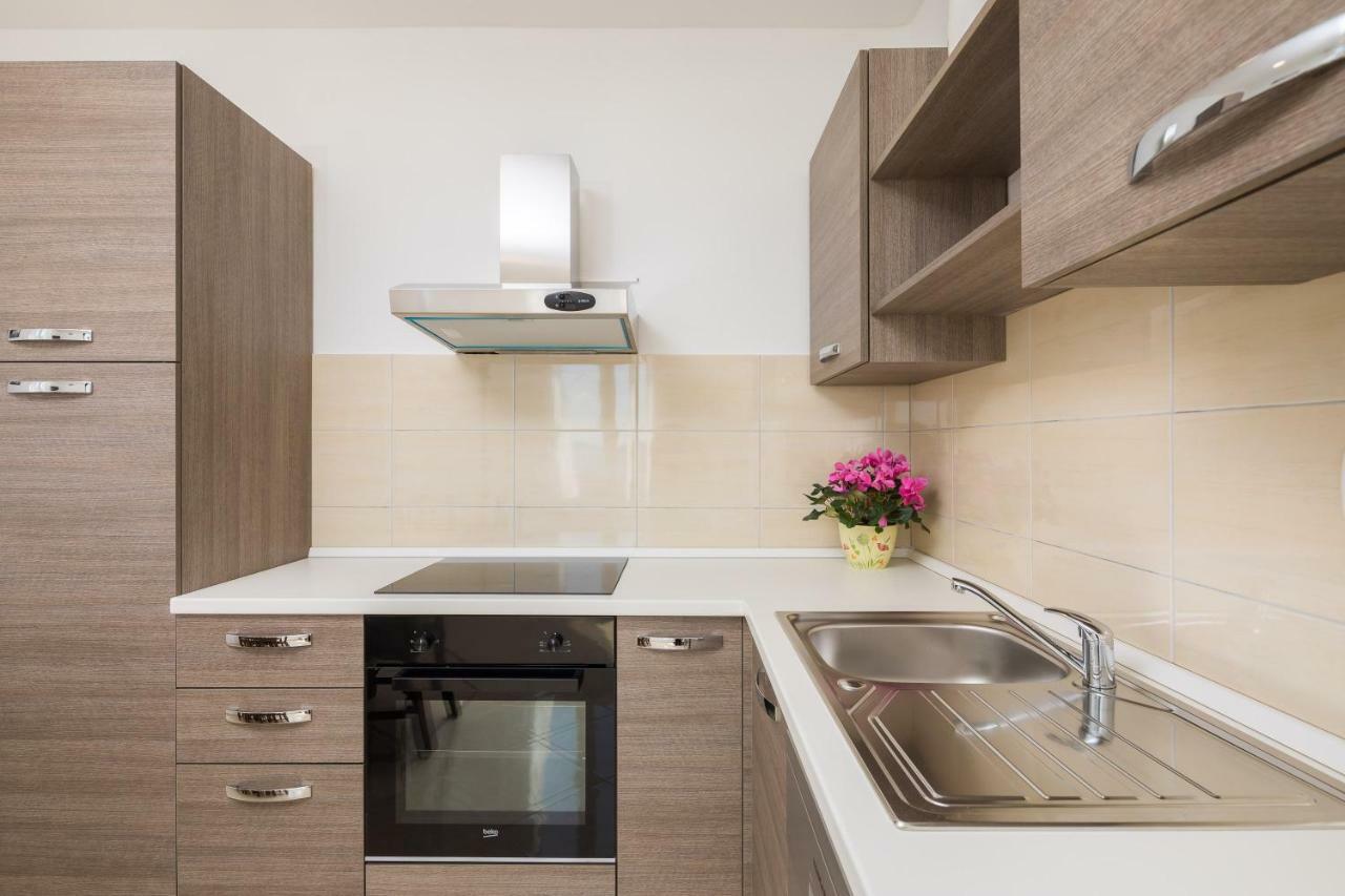 Sandy Beach Apartment Omiš Екстериор снимка